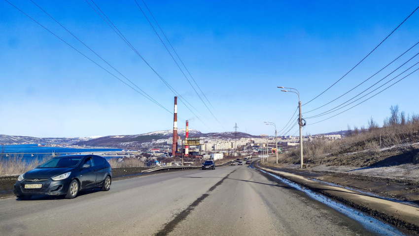 Автомобильная дорога, ведущая к промышленной зоне и жилым кварталам города