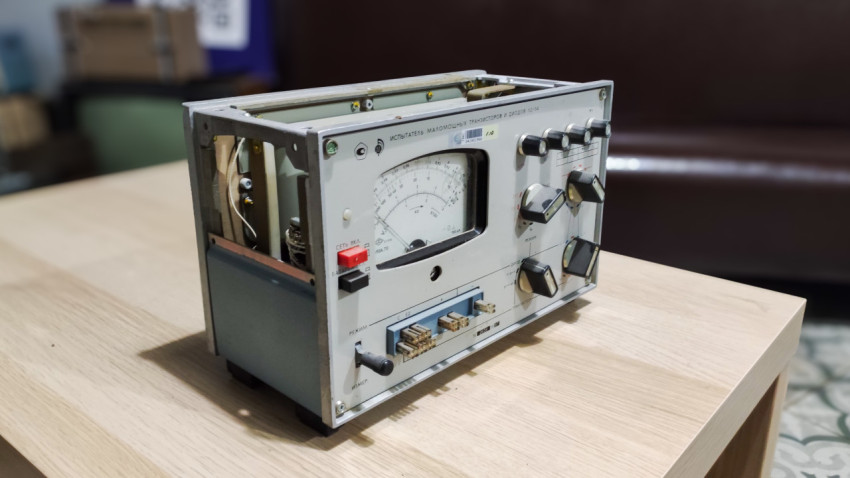 Фронтальная панель испытателя маломощных транзисторов и диодов Л2-54