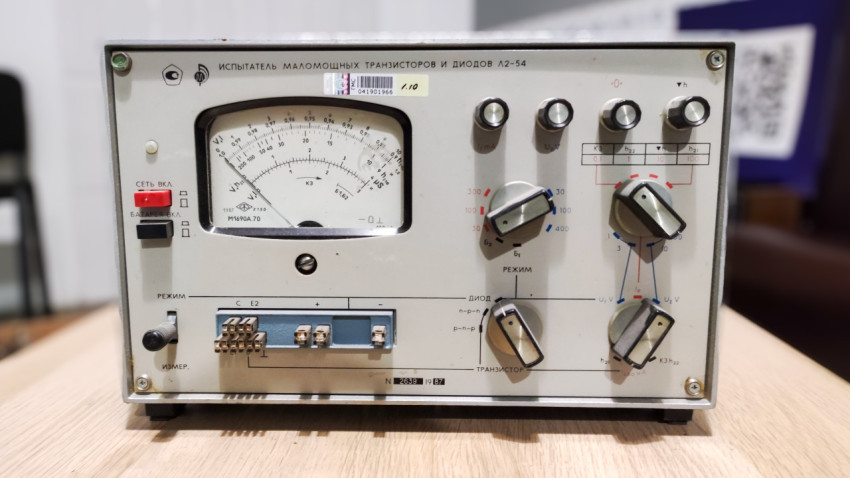 Фронтальная панель испытателя маломощных транзисторов и диодов Л2-54 крупным планом