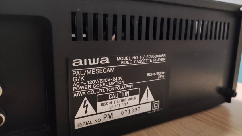 Задняя панель видеомагнитофона AIWA HV-E295DKKER