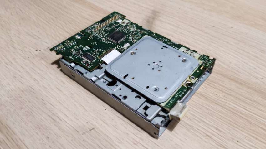 Вид сверху на дисковод Sony MPF920 с открытой платой