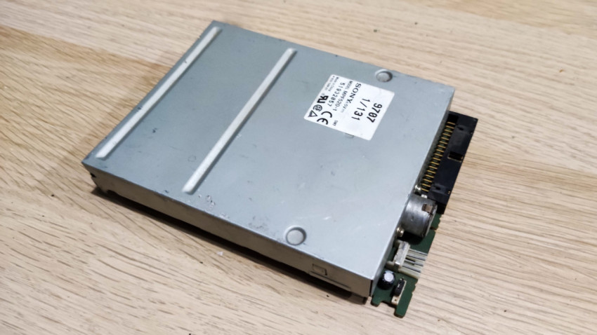 Вид снизу на дисковод Sony MPF920 с серийным номером и разъемом подключения