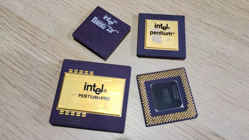 Набор винтажных процессоров Intel на деревянной поверхности