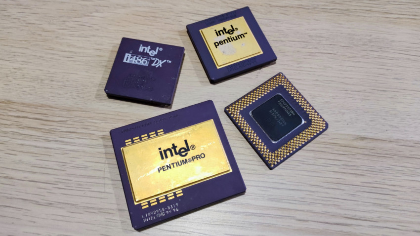 Процессоры Intel разных поколений на деревянной поверхности