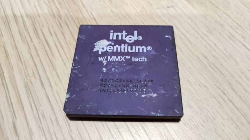 Процессор Intel Pentium с технологией MMX на деревянной поверхности