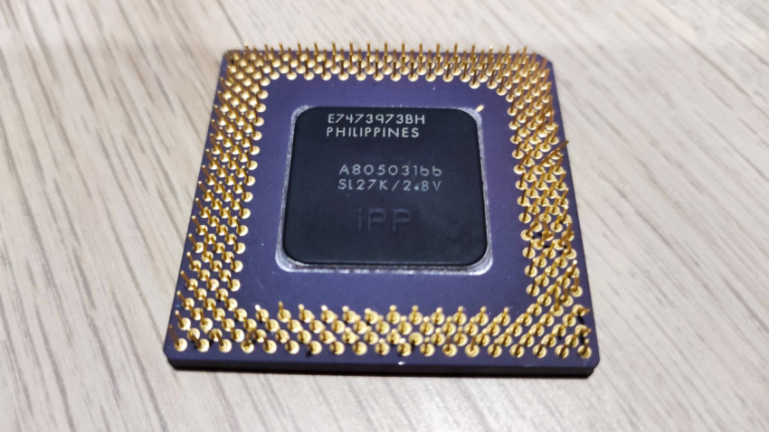 Крупный план процессора Intel с контактной решёткой