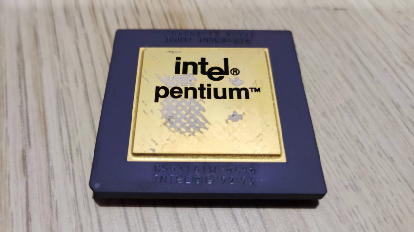 Процессор Intel Pentium с золотой крышкой и маркировкой