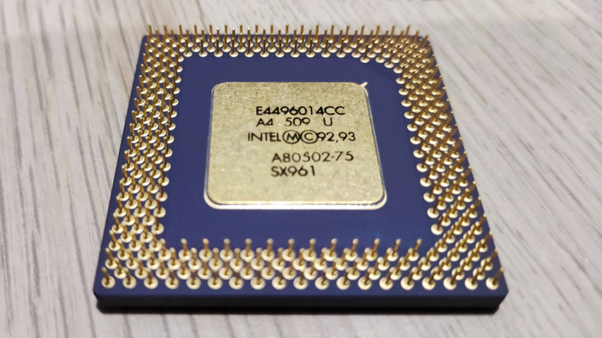 Нижняя сторона процессора Intel Pentium с позолоченными контактами