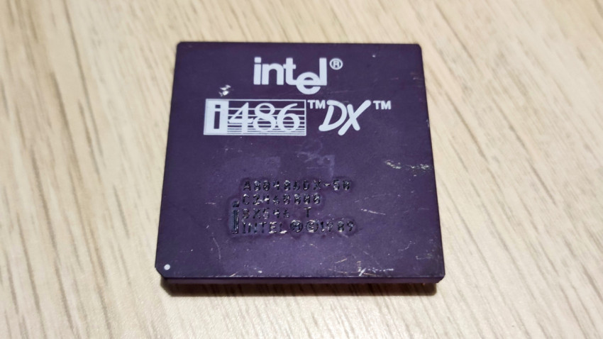 Вид сверху на процессор Intel i486 DX с маркировкой A80486DX-50