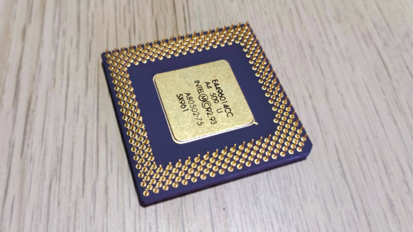 Процессор Intel Pentium с маркировкой и позолоченной обратной стороной