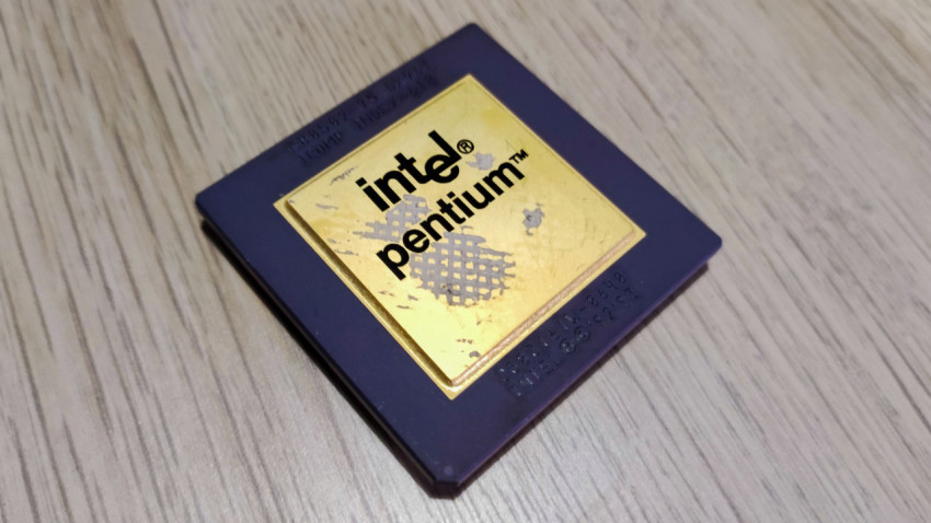 Фронтальный вид процессора Intel Pentium с золотой крышкой