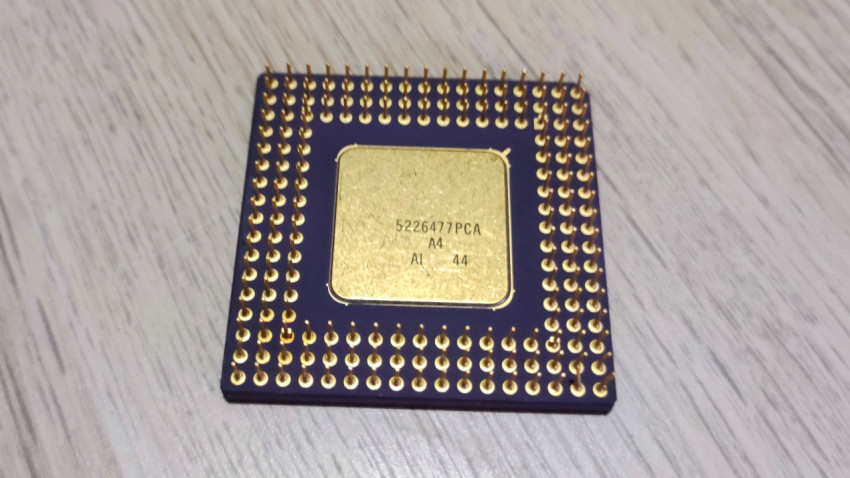 Нижняя сторона процессора Intel i486 DX с контактной решёткой