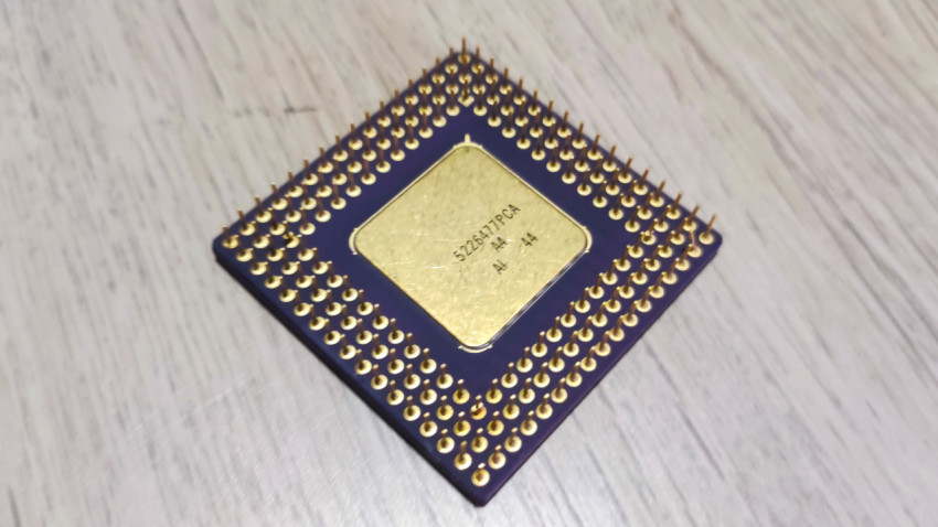 Контактная сторона процессора Intel i486 DX с маркировкой PCA