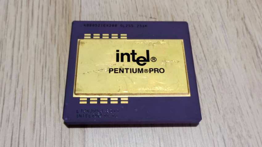 Процессор Intel Pentium Pro с золотой крышкой на деревянной поверхности