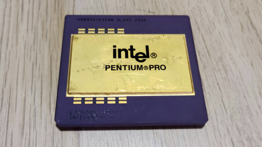 Верхняя сторона процессора Intel Pentium Pro с золотой крышкой