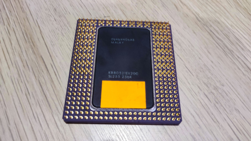 Контактная сторона процессора Intel Pentium Pro с маркировкой