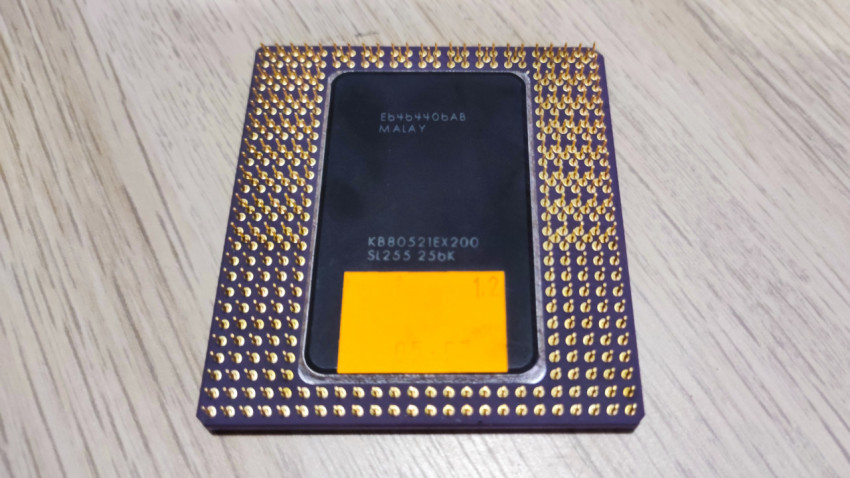 Процессор Intel Pentium Pro снизу с маркировкой и контактами