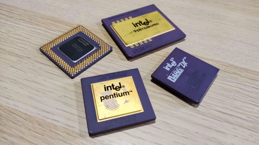 Группа винтажных процессоров Intel на деревянной поверхности