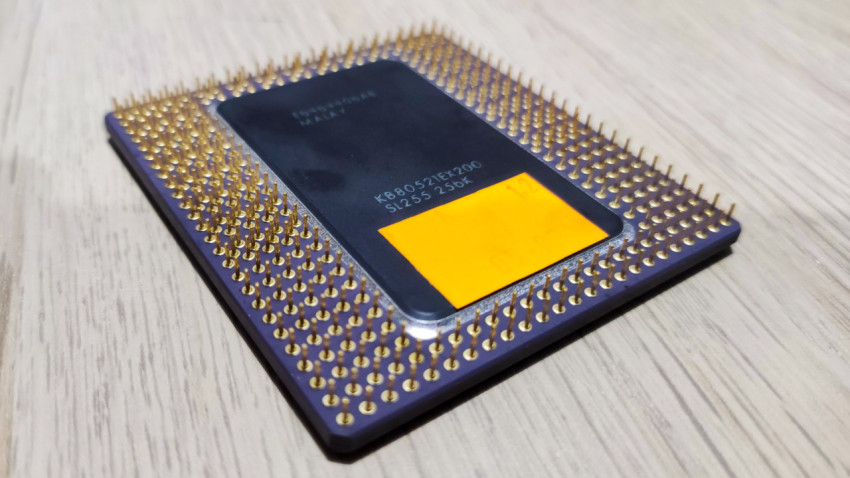 Нижняя сторона процессора Intel Pentium Pro с позолоченными выводами