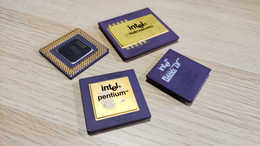Вид на коллекцию процессоров Intel с золотыми крышками и контактами