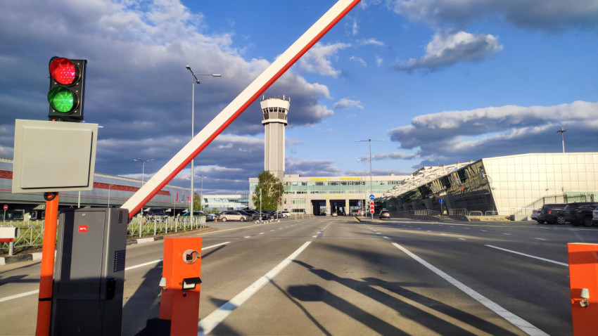 Открытие шлагбаума при въезде в терминал аэропорта Казани