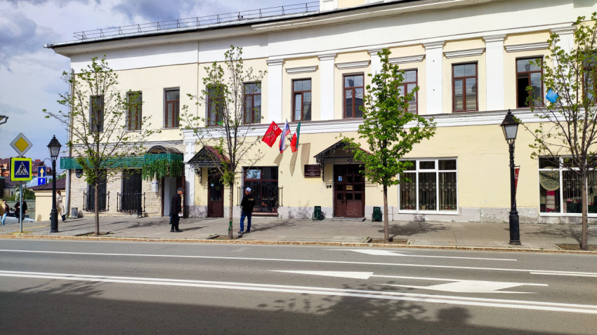 Фасад здания с флагами на улице в центре города
