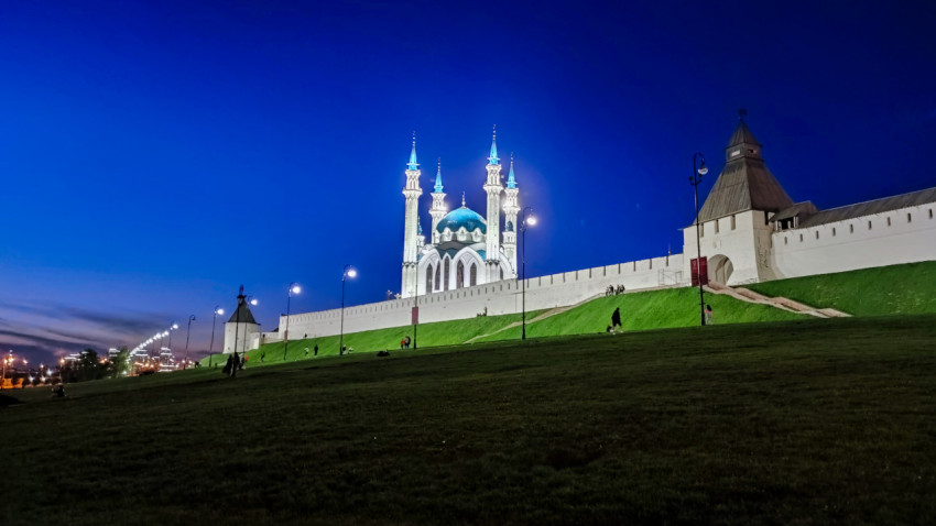 Вечерний вид на мечеть Кул Шариф и стену Казанского кремля