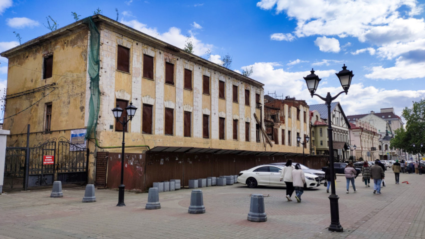 Заброшенное здание на улице в центре Казани с перекрытыми окнами