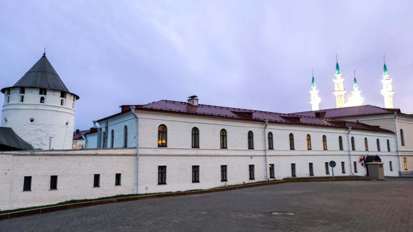Архитектурные постройки Казанского кремля на закате