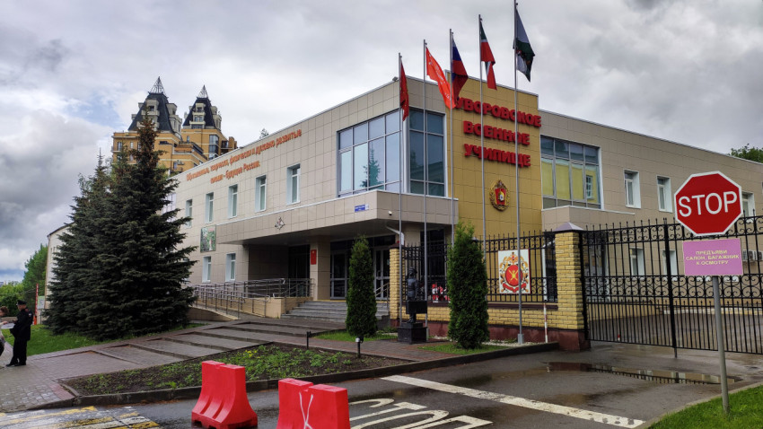 Вход в Казанское суворовское военное училище