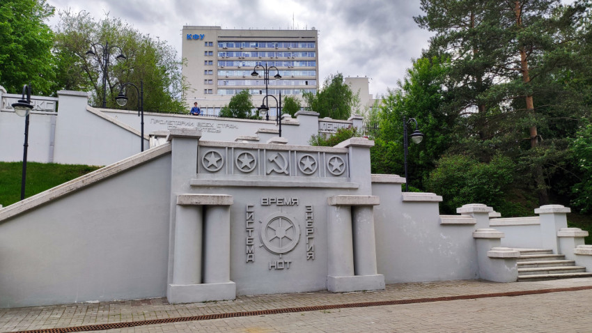 Архитектурная композиция КФУ с символикой и надписями