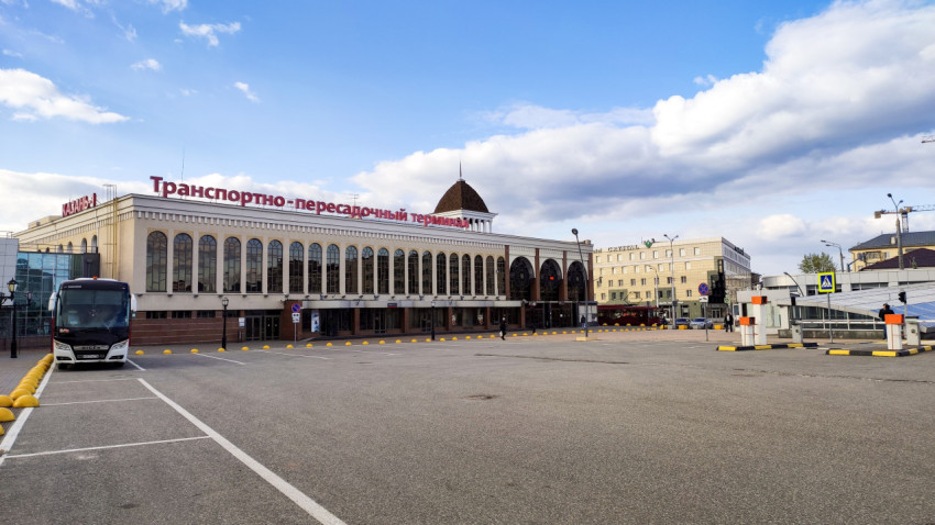 Здание железнодорожного вокзала Казань-1 с парковкой перед входом