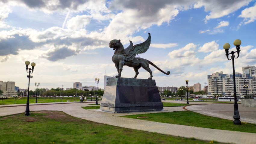 Скульптура крылатого барса у Центра семьи в Казани