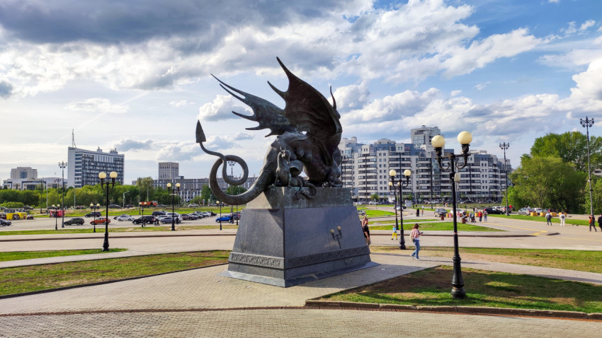 Скульптура Зиланта и городской пейзаж на фоне Казани