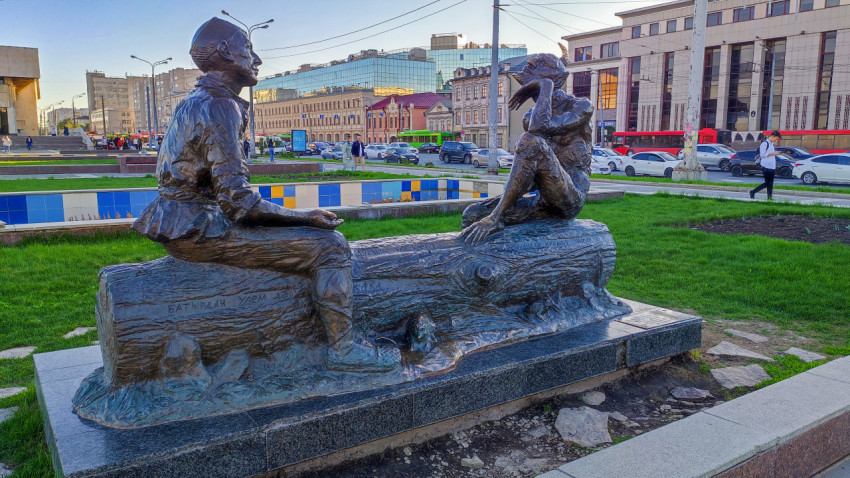 Памятник Шурале и герою поэмы Тукая на площади у театра Камала