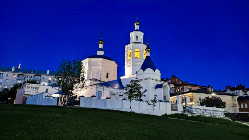 Храм Святой Параскевы Пятницы у кремля в Казани вечером