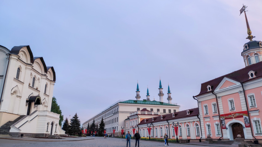 Архитектурный ансамбль в Казанском кремле на рассвете