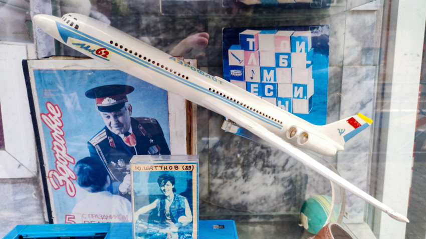 Советский макет самолета Ил-62 в витрине музея в Казани
