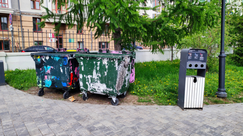 Контейнеры для мусора с граффити и урна-догбокс в городской среде