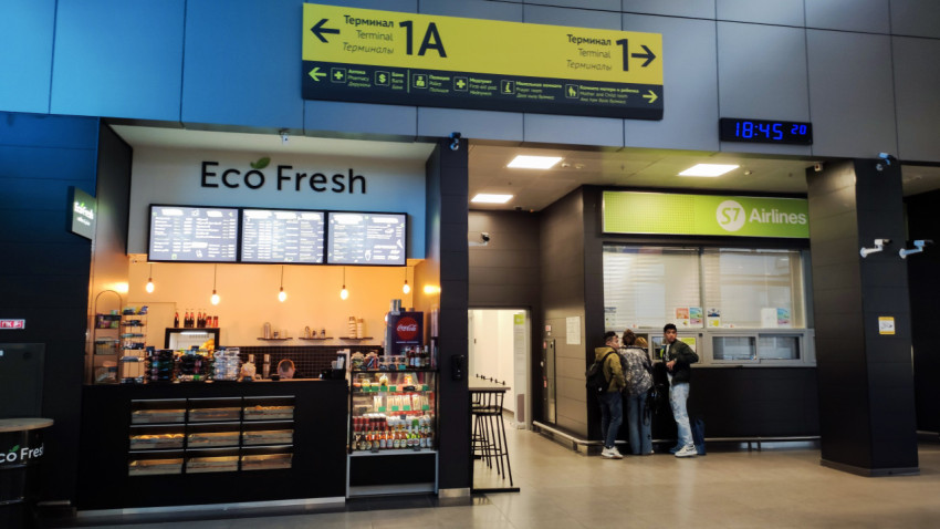 Кафе и стойка S7 Airlines в терминале аэропорта Казани