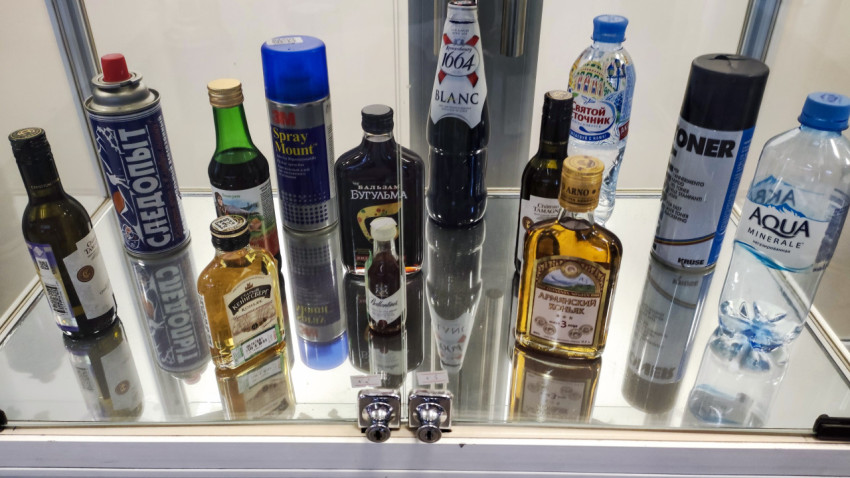 Жидкости и аэрозоли на полке с запрещёнными предметами