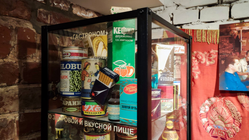 Стенд с советскими упаковками продуктов и напитков