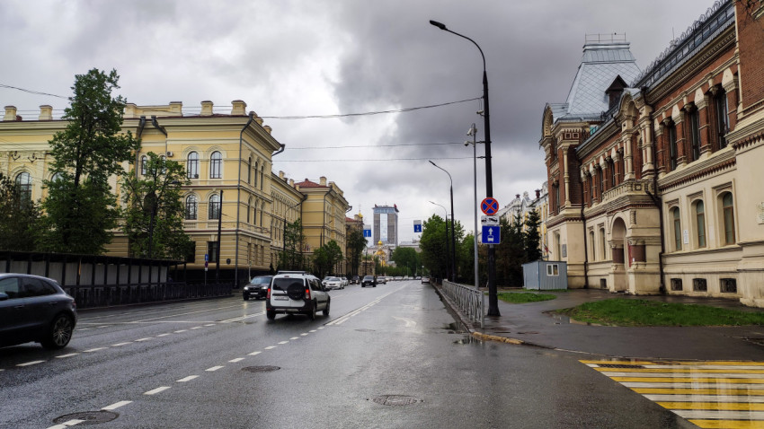 Улица в центре Казани с видом на правительственное здание