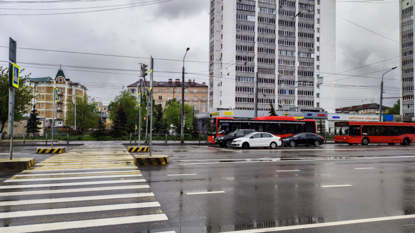 Пешеходный переход и перекрёсток с автобусами на фоне в Казани