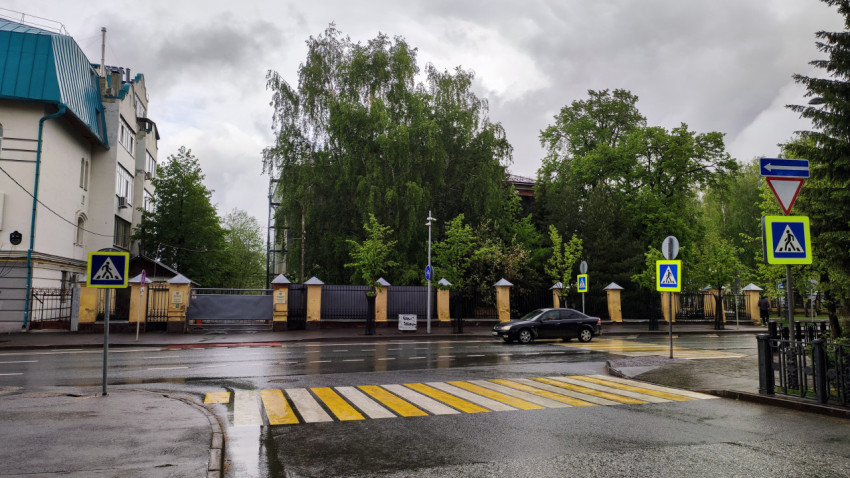 Пешеходный переход с дорожными знаками в жилом районе Казани