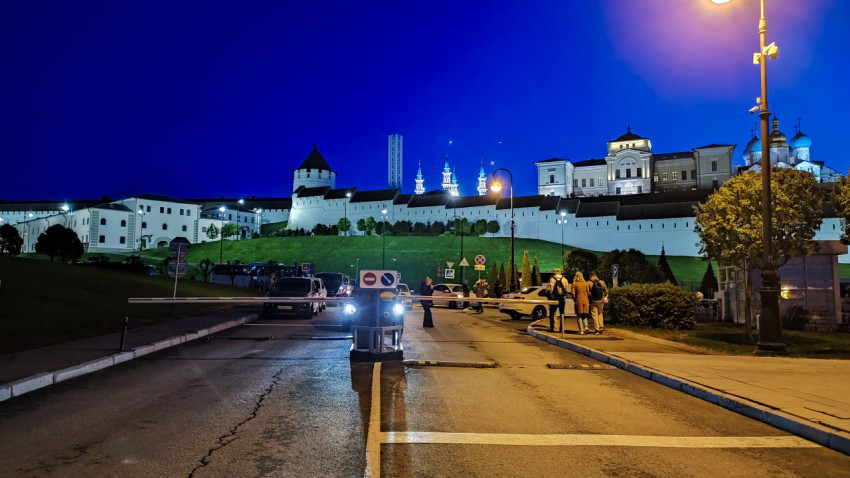 Ночной вид на Казанский кремль со стороны проезда с шлагбаумом