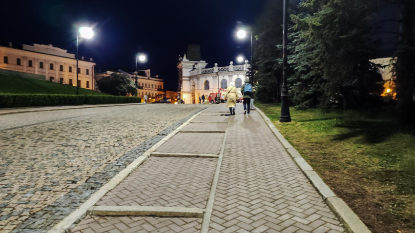 Вечерняя улица у музея Татарстана в Казани