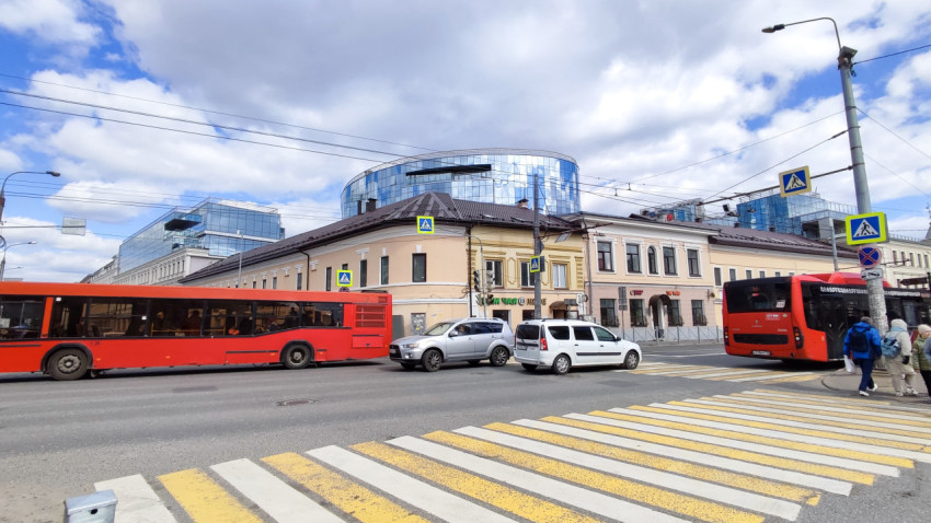 Перекрёсток с пешеходным переходом и общественным транспортом в Казани