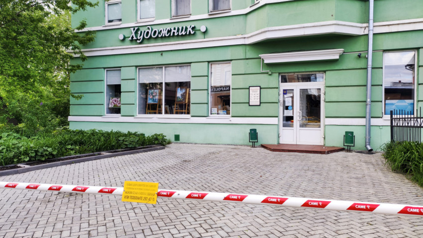 Магазин художественных товаров в зелёном здании в Казани