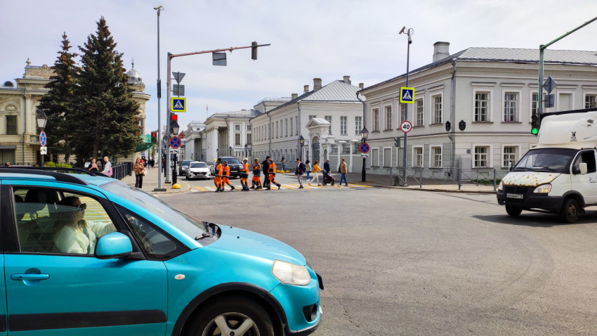 Пешеходы и рабочие на перекрестке в центре Казани